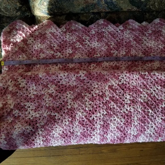 Crochet, lace pattern, scallope edge, pink afghan/throw/wrap/blanket, handmade - Picture 7 of 7